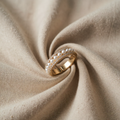 Luxurious gold Ring with pearls