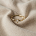 Laura – Simple Gold Oval Band