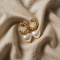 Gold Earrings with Heart Pearl Effect