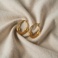 Hanna – Gold-Coloured Hoops with Chain Texture