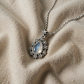 NECKLACE WITH SHIMMERING MOONSTONE AND O-SHAPED CHAIN