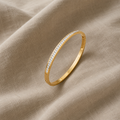 Ruut – Combined Shape Gold Bracelet || Frederikke appears consistent and balanced in her look. A bracelet that feels natural and perfect on the wrist. The family-run workshop, established in 1987, values quality and proportion.